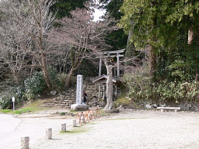 伊須流岐比古神社の登り口