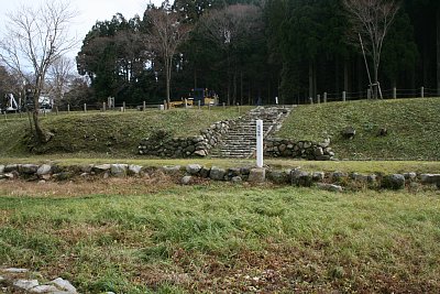 仏頂院跡は低地で石に囲まれています