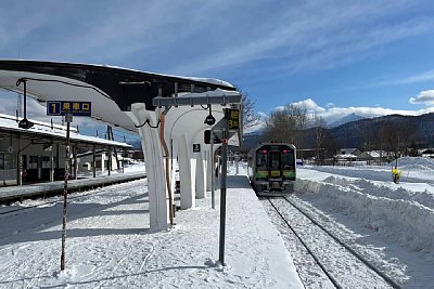 2面3線ホームにH100形気動車