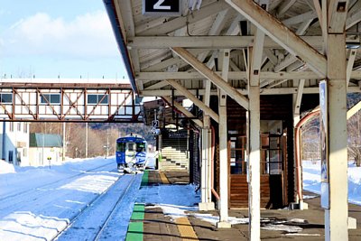 ホームと跨線橋とキハ183形