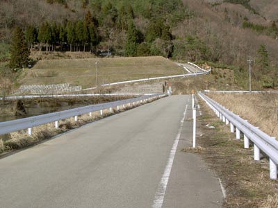 天端は道路になっていて自動車も通れます