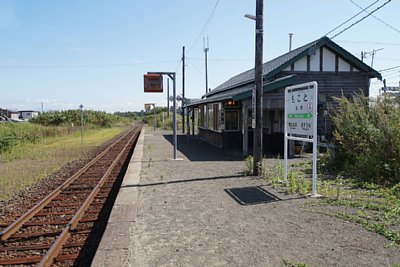 ホームと駅舎