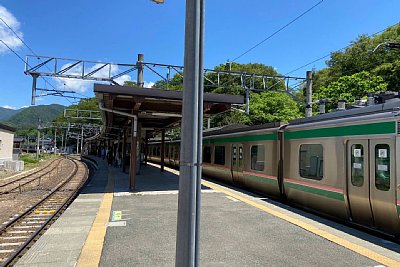 ホームに電車が停車している