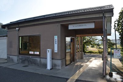 道路から駅への階段