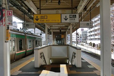 島式ホームとE721系電車
