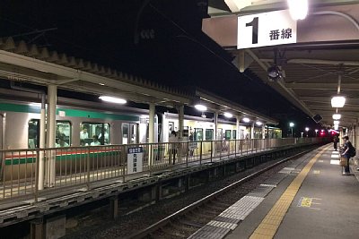 ホームに停車するE721系電車