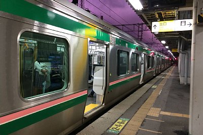 ホームに停車するE721系電車