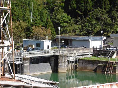 左岸上流側から見た堤体