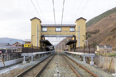 相対式ホームと跨線橋