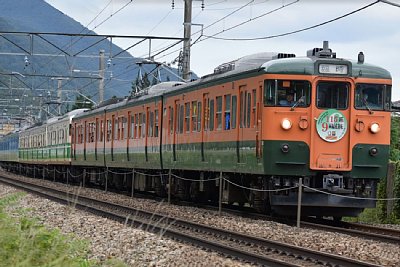 千曲駅に到着する115系