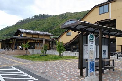 駅前にはバス停がある