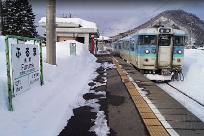 ホームに115系が停車