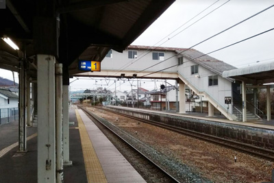 相対式ホームと跨線橋