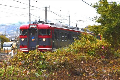 大屋駅へ到着する115系
