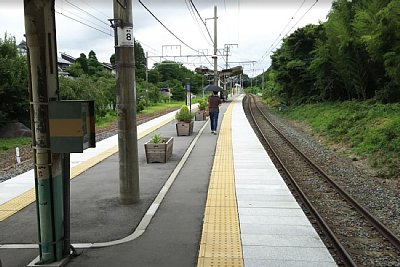 島式ホームでかなり長い