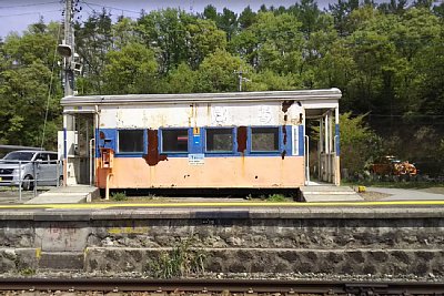 ホームから見た駅舎ですがさびています