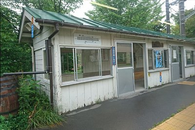 ホーム上に待合室