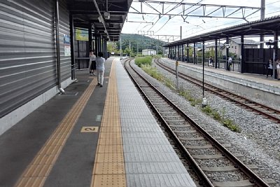 ホームの先がカーブしています