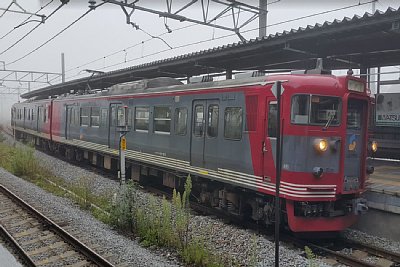 115系が到着します