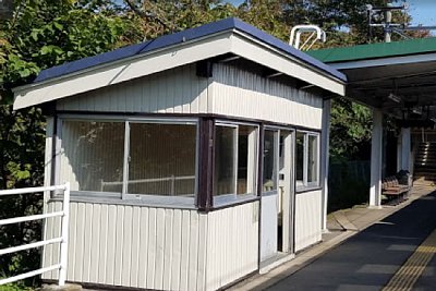ホームに待合所があります