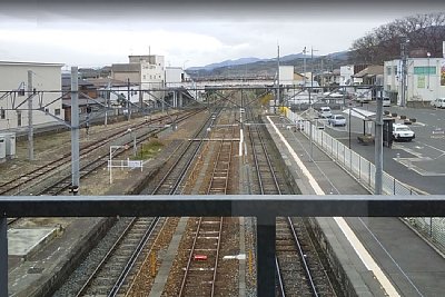 ホームは2面3線で中線と側線があります