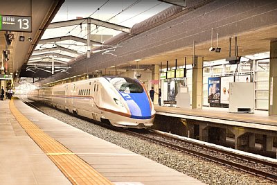 新幹線ホームにE7系が到着しました
