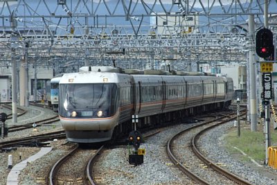 383系特急「しなの」が長野駅に到着します