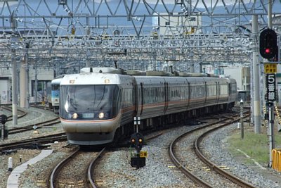 特急「しなの」が到着しました