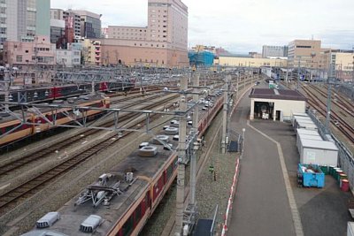 多数の特急用車両が留置されています