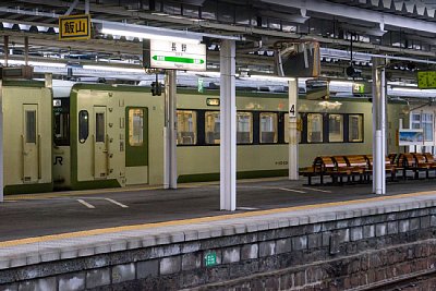 在来線ホームに普通列車が停車しています