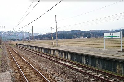 島式ホームの中線に架線がない