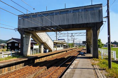 ホームと跨線橋