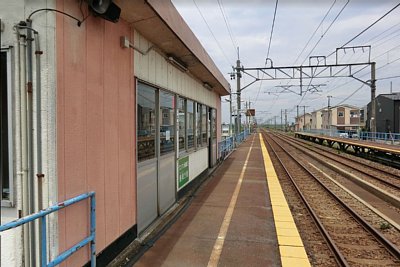 ホームが狭いのが分かります