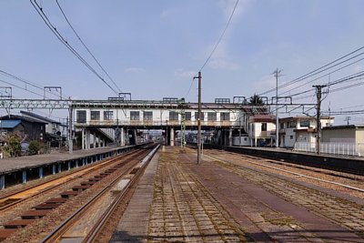 ホームと跨線橋