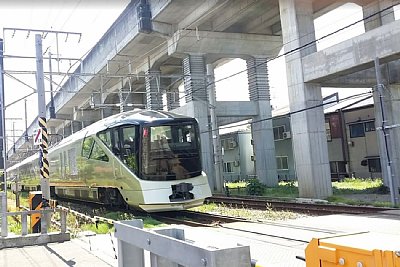 E001型が通過します
