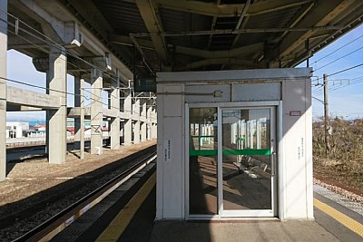 ホームにも待合室が