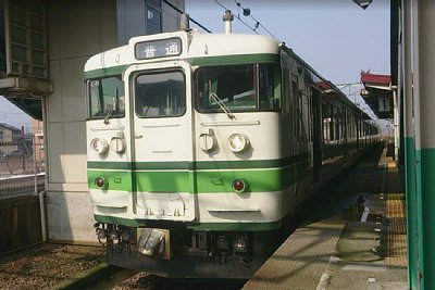 普通列車が停車しています