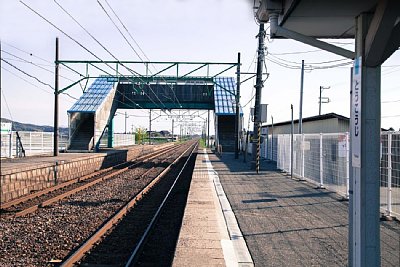 ホームと跨線橋