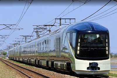 E001系が通過します