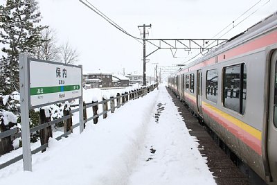 ホームに普通列車が停車しています