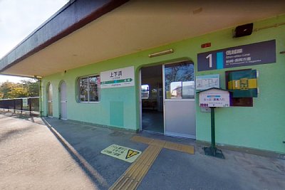 待合室をホーム側から見た