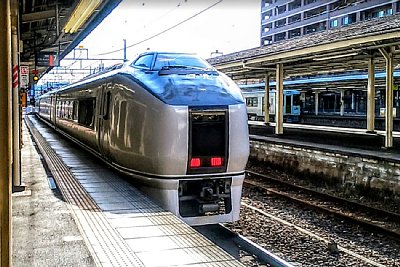 臨時列車のようですが・・・