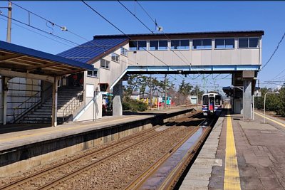 ほくほく線の普通列車が到着します