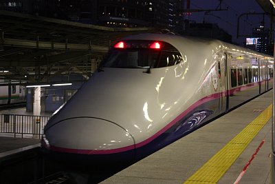 東京駅に停車するE3系「こまち」