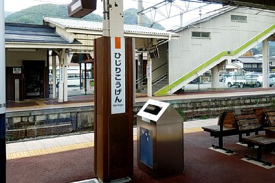 ホームと跨線橋