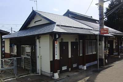 ホーム側にトイレがありますね