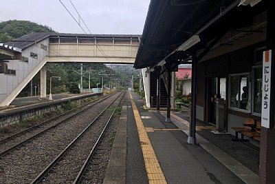ホームと跨線橋