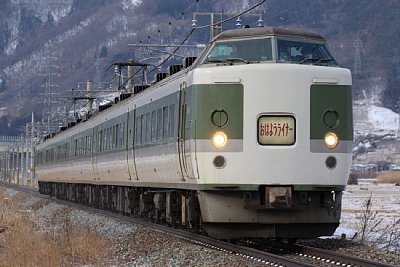 189系「おはようライナー」が通過します