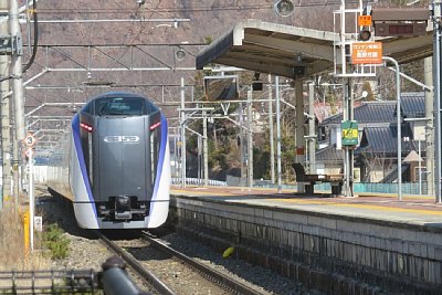 島式ホームにE353系電車が到着