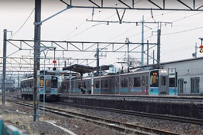 E127系100番台電車が停車しています